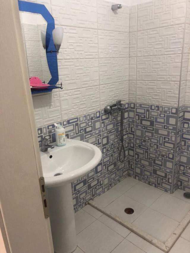 Tirane, jepet me qera 107 m² 300 Euro (Rruga Kastriotet)