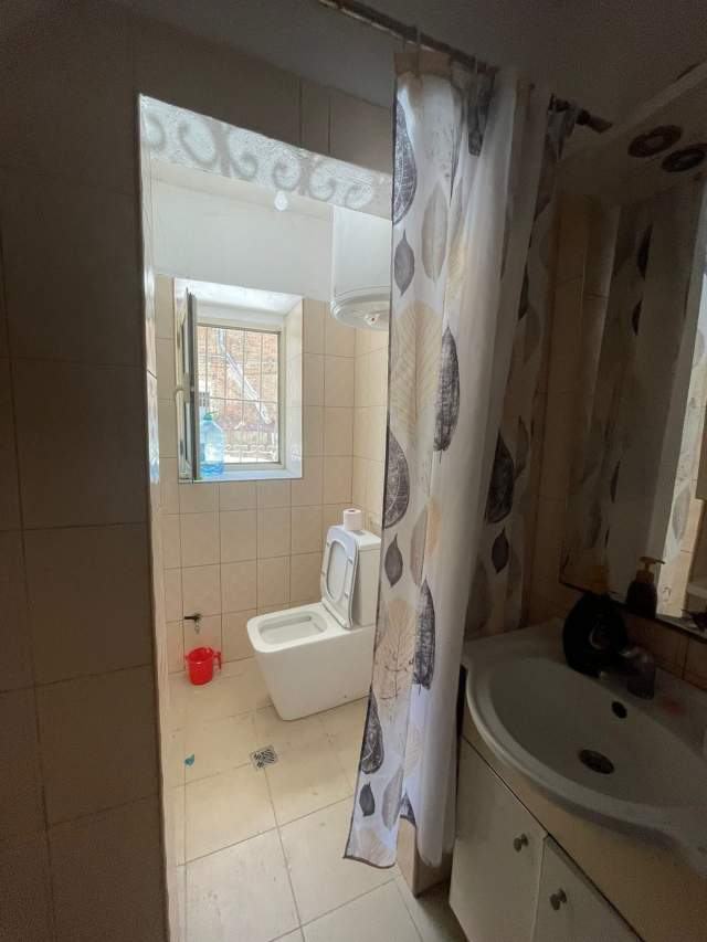Tirane, jepet me qera 100 m² 40.000 Leke (rruga e dibres)