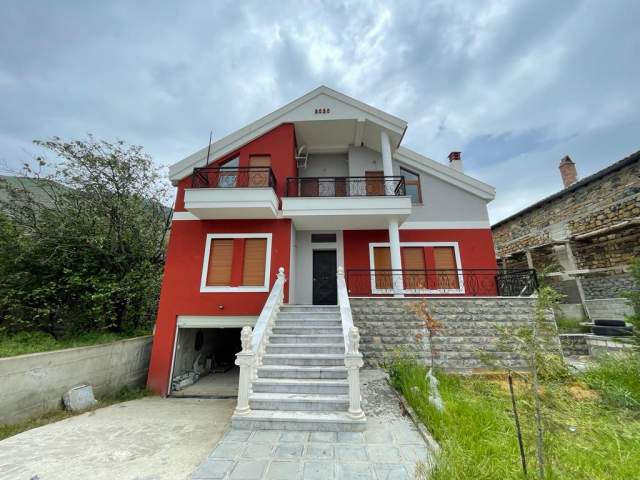 Korce, jepet me qera shtepi 2 Katshe Kati 2, 300 m² 250 Euro (Barç, Korçë)