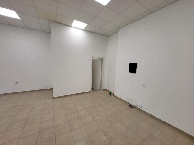 Tirane, jepet me qera ambjent biznesi Kati 0, 80 m² 460 Euro (rruga siri kodra)