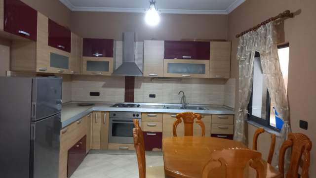 Tirane, jepet me qera apartament 50 m² 32.000 Leke (Medrese)
