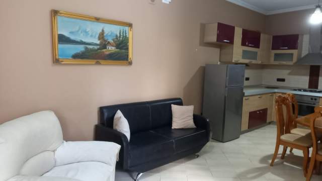 Tirane, jepet me qera apartament 50 m² 32.000 Leke (Medrese)