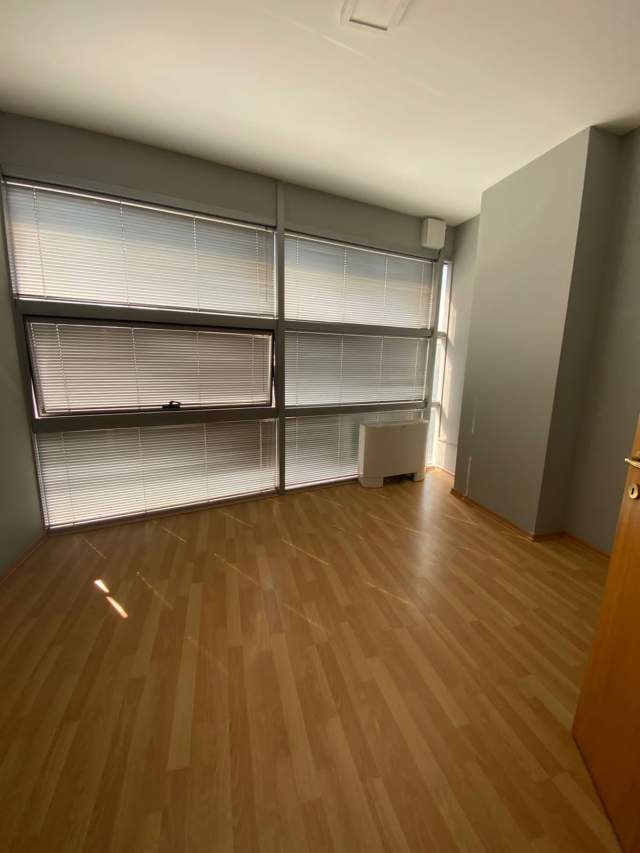 Tirane, jepet me qera ambjent biznesi Kati 3, 700 Euro (Zogu i Zi)