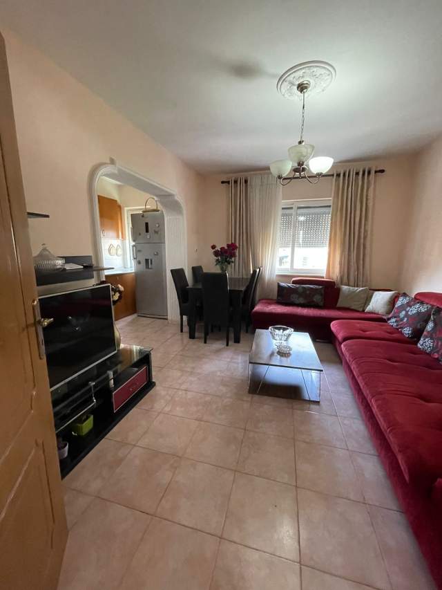 Tirane, jepet me qera apartament 2+1+BLK Kati 5, 78 m² 400 € (rruga Barrigadave)