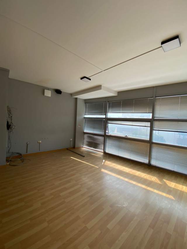 Tirane, jepet me qera ambjent biznesi Kati 3, 90 m² 700 Euro