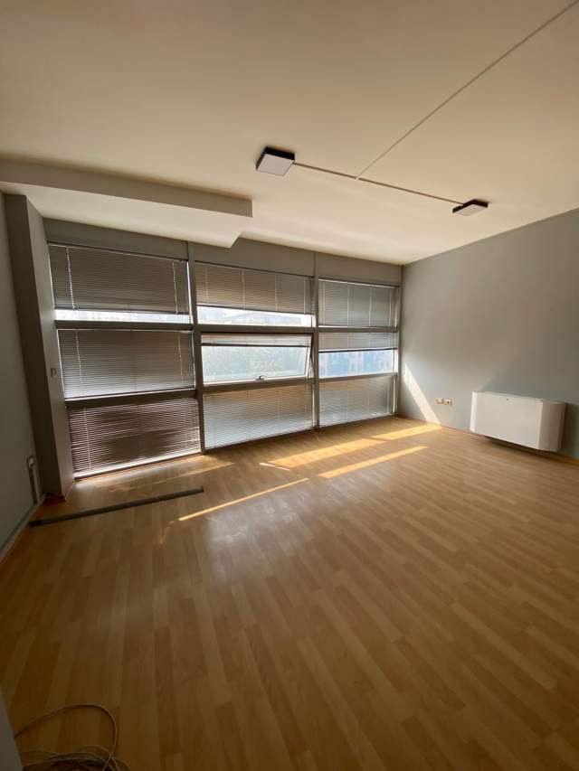 Tirane, jepet me qera ambjent biznesi Kati 3, 90 m² 700 Euro