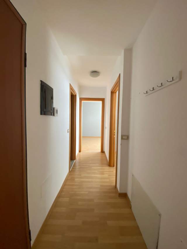 Tirane, jepet me qera ambjent biznesi Kati 3, 90 m² 700 Euro