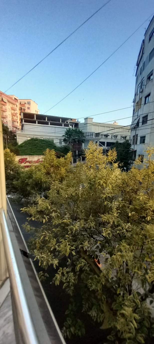Tirane, jap me qera ambjent biznesi Kati 1, 35 m² 200 Euro (SOTIR CACI)