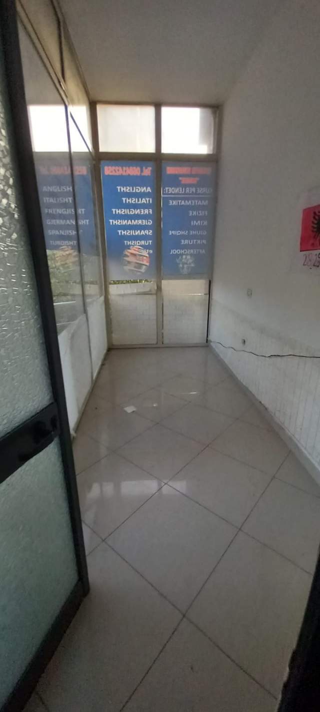 Tirane, jap me qera ambjent biznesi Kati 1, 35 m² 200 Euro (SOTIR CACI)