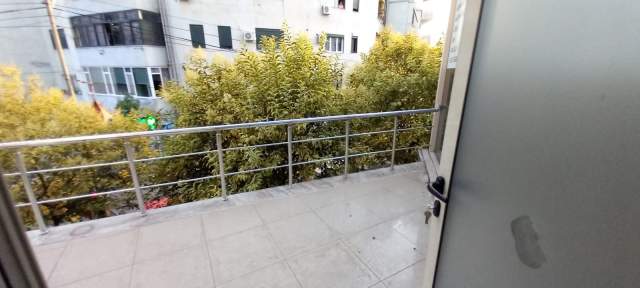 Tirane, jap me qera ambjent biznesi Kati 1, 35 m² 200 Euro (SOTIR CACI)