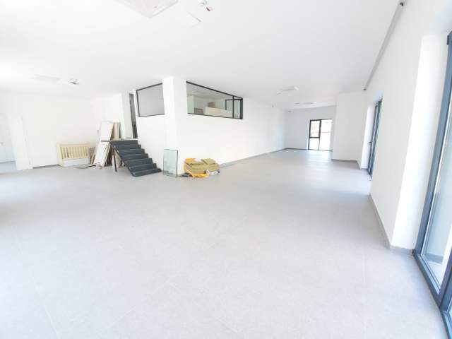 Tirane, jepet me qera zyre Kati 0, 200 m² 4.000 Euro (Restorant Xibraku)