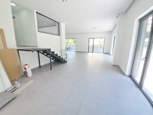 Tirane, jepet me qera zyre Kati 0, 200 m² 4.000 Euro (Restorant Xibraku)