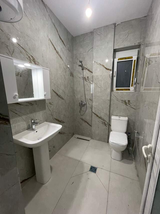 Tirane, jepet me qera shtepi 2+1+BLK Kati 0, 90 m² 25.000 Leke (rruga Bashajve)