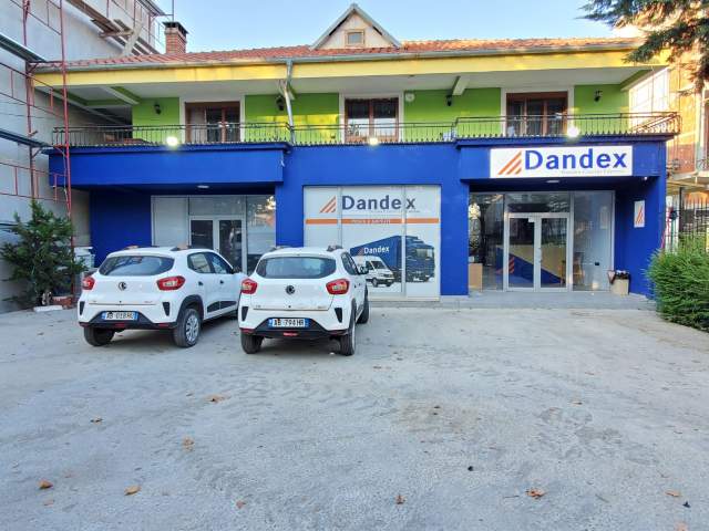 Tirane, jepet me qera dyqan Kati 0, 180 m² 1.300 Euro (Sauk)