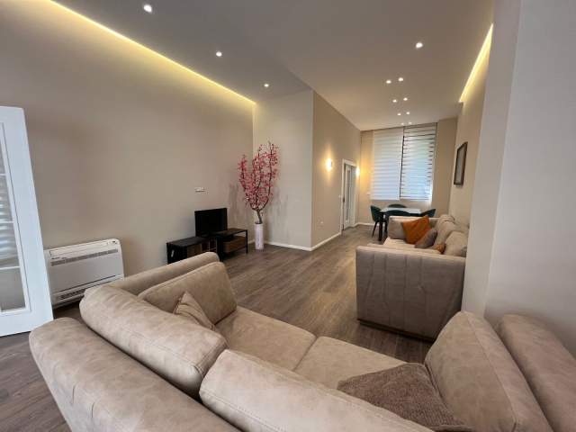 Tirane, jepet me qera apartament duplex Kati 2, 260 m² 1.300 Euro (kodra e diellit)