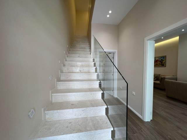 Tirane, jepet me qera apartament duplex Kati 2, 260 m² 1.300 Euro (kodra e diellit)