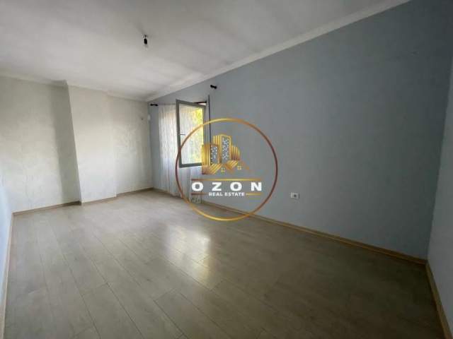 Tirane, jepet me qera apartament 1+1+A+BLK Kati 4, 60 m² 300 Euro (Fresku)