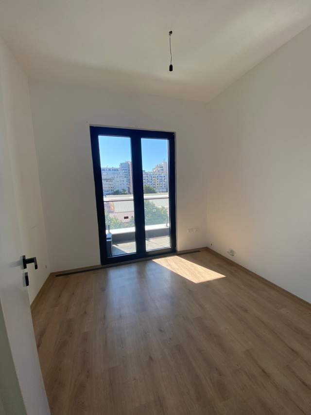 Tirane, jepet me qera zyre Kati 3, 120 m² 700 Euro (Kompleksi Square 21)