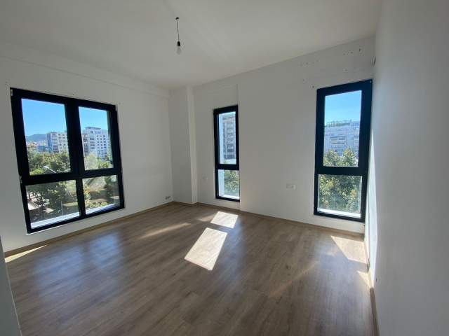 Tirane, jepet me qera zyre Kati 3, 120 m² 700 Euro (Kompleksi Square 21)