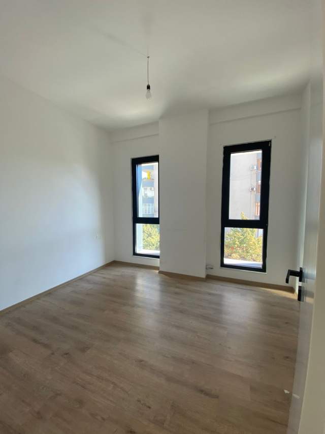 Tirane, jepet me qera zyre Kati 3, 120 m² 700 Euro (Kompleksi Square 21)