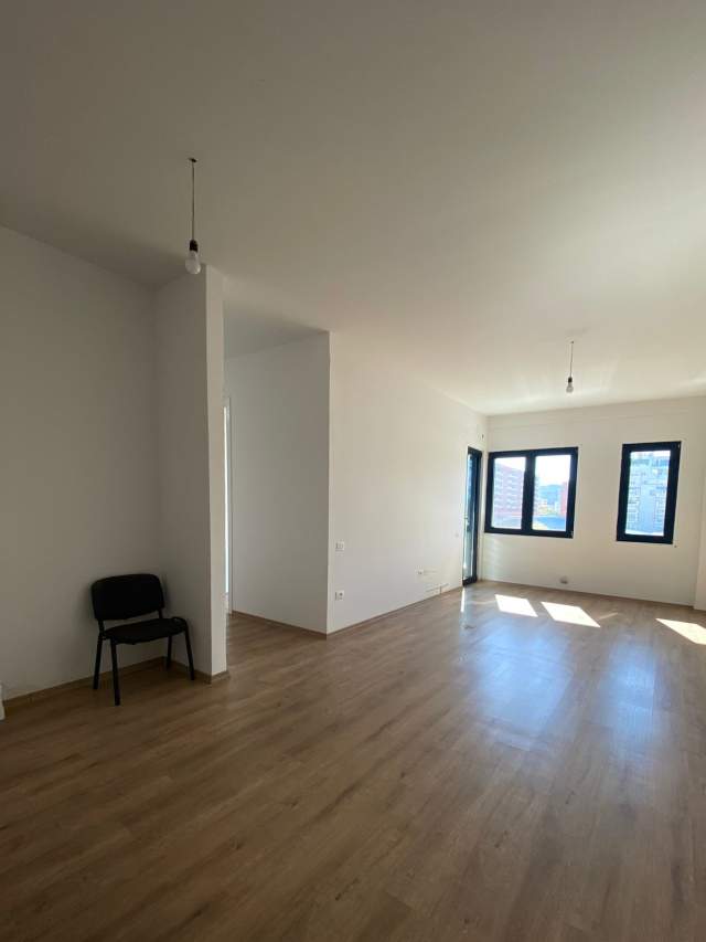 Tirane, jepet me qera zyre Kati 3, 120 m² 700 Euro (Kompleksi Square 21)