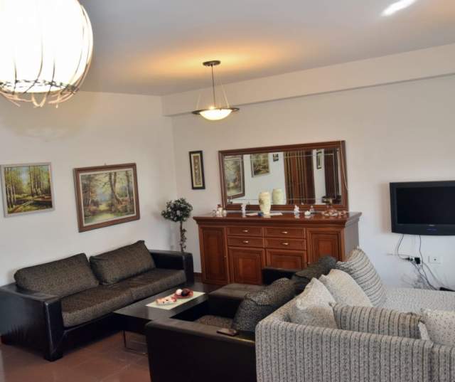 Tirane, jepet me qera 2+1+BLK Kati 5, 130 m² 600 Euro (blloku)