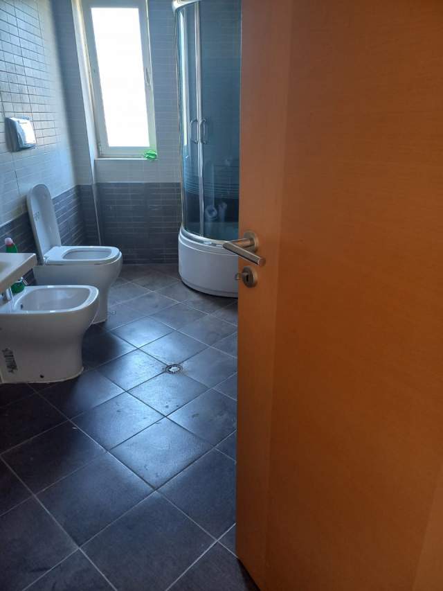 Tirane, jepet me qera apartament 3+1+A+BLK Kati 1, 184 m² 850 Euro (Bilal sina)