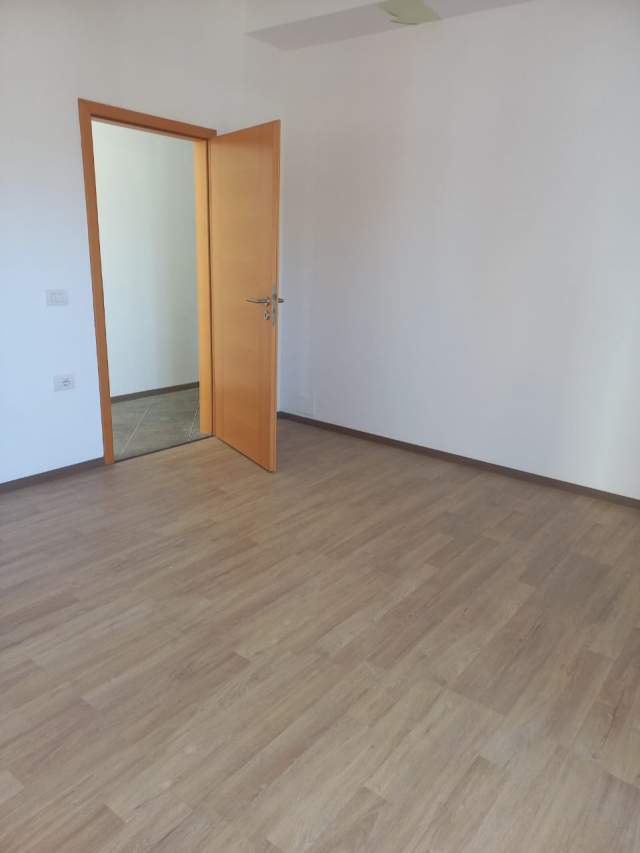 Tirane, jepet me qera apartament 3+1+A+BLK Kati 1, 184 m² 850 Euro (Bilal sina)