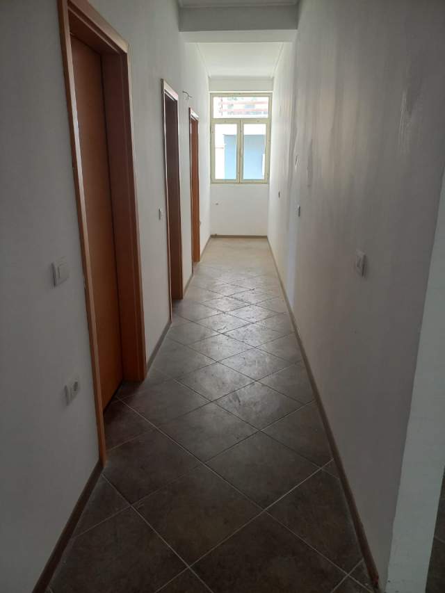 Tirane, jepet me qera apartament 3+1+A+BLK Kati 1, 184 m² 850 Euro (Bilal sina)