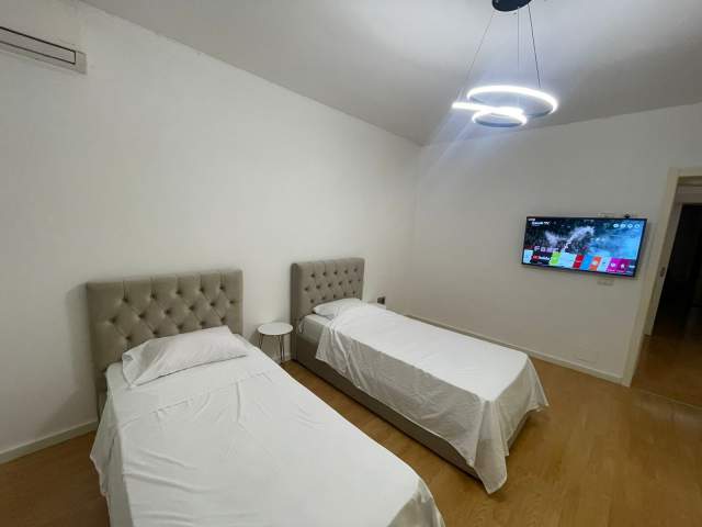 Tirane, jepet me qera apartament 2+1+BLK Kati 1, 200 m² 900 Euro (Prane Kristal Center)