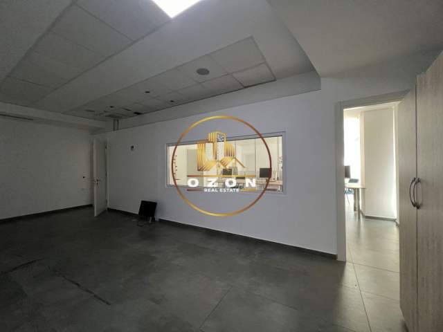 Tirane, jepet me qera ambjent biznesi Kati 3, 320 m² 2.200 Euro (21 DHJETORI)