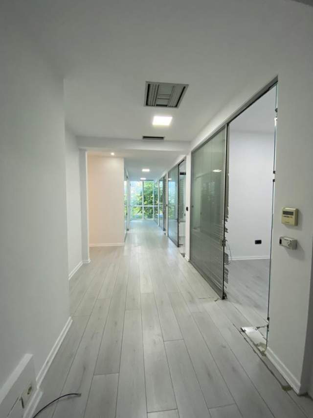 Tirane, jepet me qera ambjent biznesi Kati 2, 101 m² 1.350 Euro (Rruga Ismail Qemali)