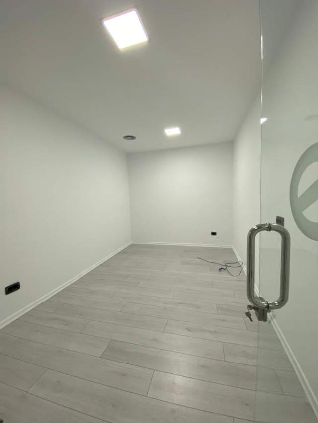 Tirane, jepet me qera ambjent biznesi Kati 2, 101 m² 1.350 Euro (Rruga Ismail Qemali)