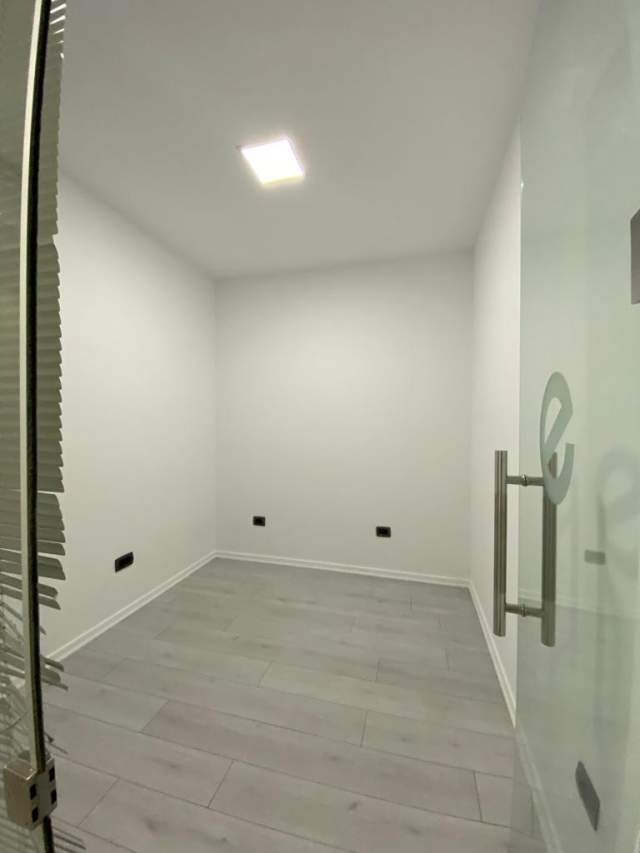Tirane, jepet me qera ambjent biznesi Kati 2, 101 m² 1.350 Euro (Rruga Ismail Qemali)