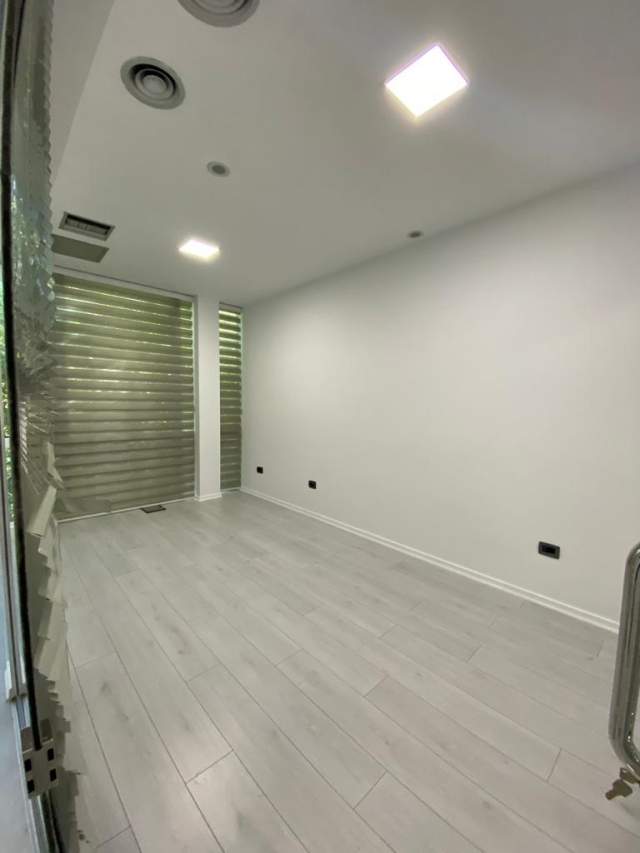 Tirane, jepet me qera ambjent biznesi Kati 2, 101 m² 1.350 Euro (Rruga Ismail Qemali)
