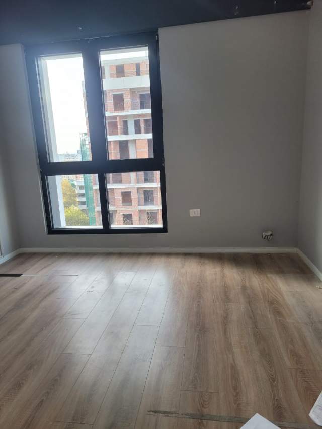 Tirane, jepet me qera zyre Kati 4, 105 m² 650 Euro (Kompleksi Square 21)