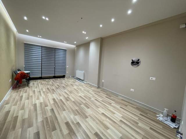 Tirane, jepet me qera zyre Kati 3, 110 m² 700 Euro (Kompleksi Square 21)