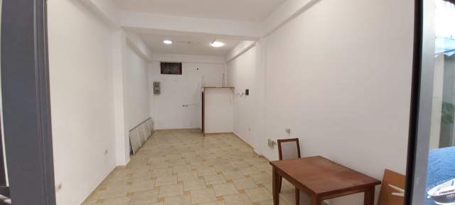 Tirane, jepet me qera dyqan Kati 1, 30 m² 350 Euro (21 dhjetori)