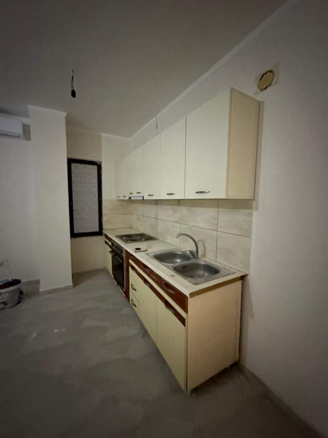 Tirane, jepet me qera apartament 1+1+BLK Kati 4, 75 m² 30.000 Leke (Yzberisht)