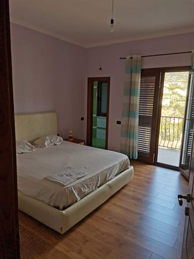 Tirane, shitet Vile Kati 2, 251 m² 350.000 Euro (Kafja e Rremes)