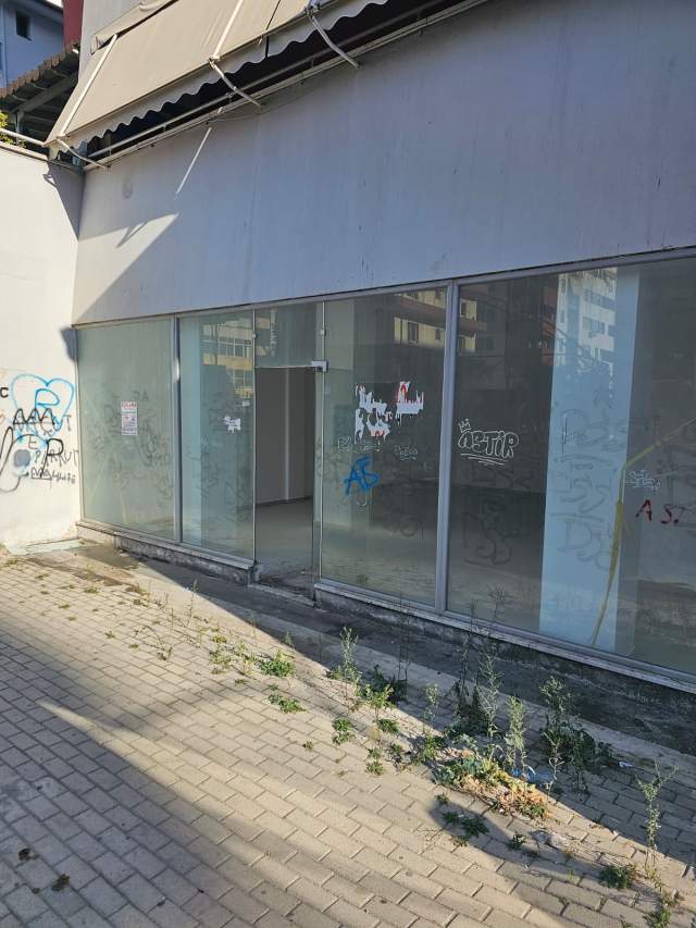 Tirane, shitet ambjent biznesi Kati 0, 76 m² 140.000 Euro (Unaze e re)