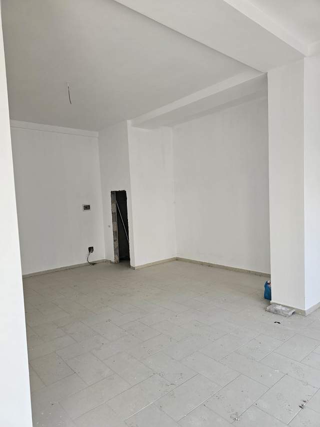 Tirane, shitet ambjent biznesi Kati 0, 76 m² 140.000 Euro (Unaze e re)