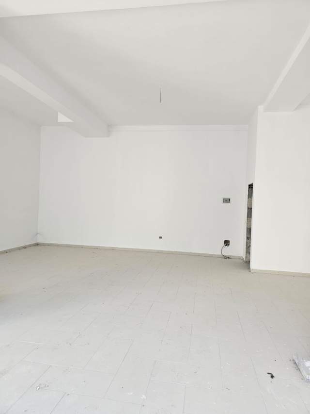 Tirane, shitet ambjent biznesi Kati 0, 76 m² 140.000 Euro (Unaze e re)