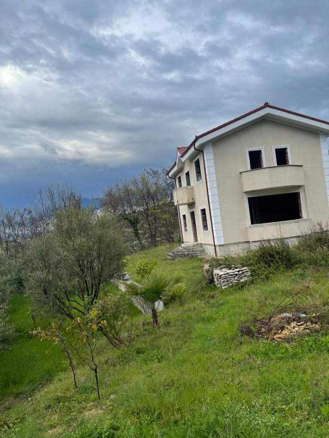 Tirane, shitet Vile 2 Katshe Kati 2, 300 m² 300.000 Euro (Mullet)