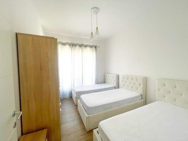 Tirane, jepet me qera apartament 2+1+A+BLK Kati 5, 900 Euro (Kompleksi Delijorgji)