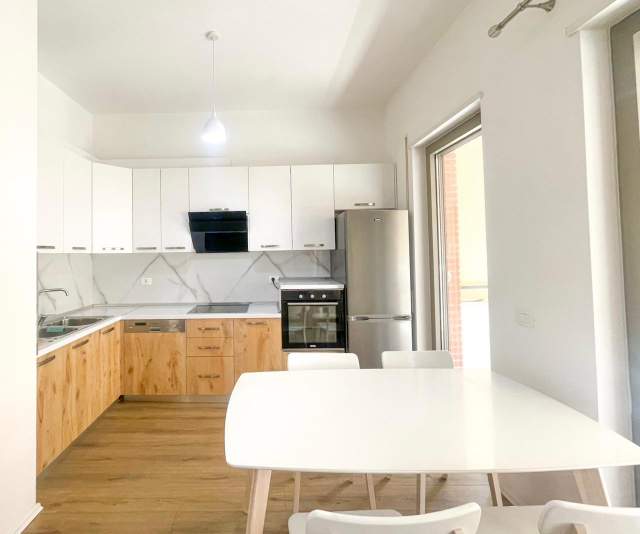 Tirane, jepet me qera apartament 2+1+A+BLK Kati 5, 900 Euro (Kompleksi Delijorgji)
