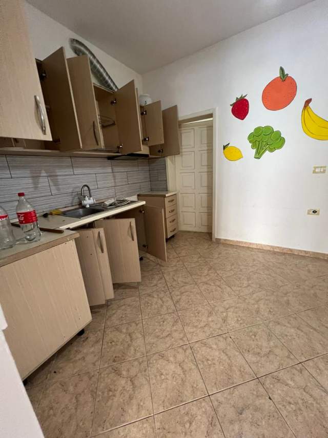 Tirane, jepet me qera apartament 2+1 Kati 1, 350 Euro (Idriz Dollaku)