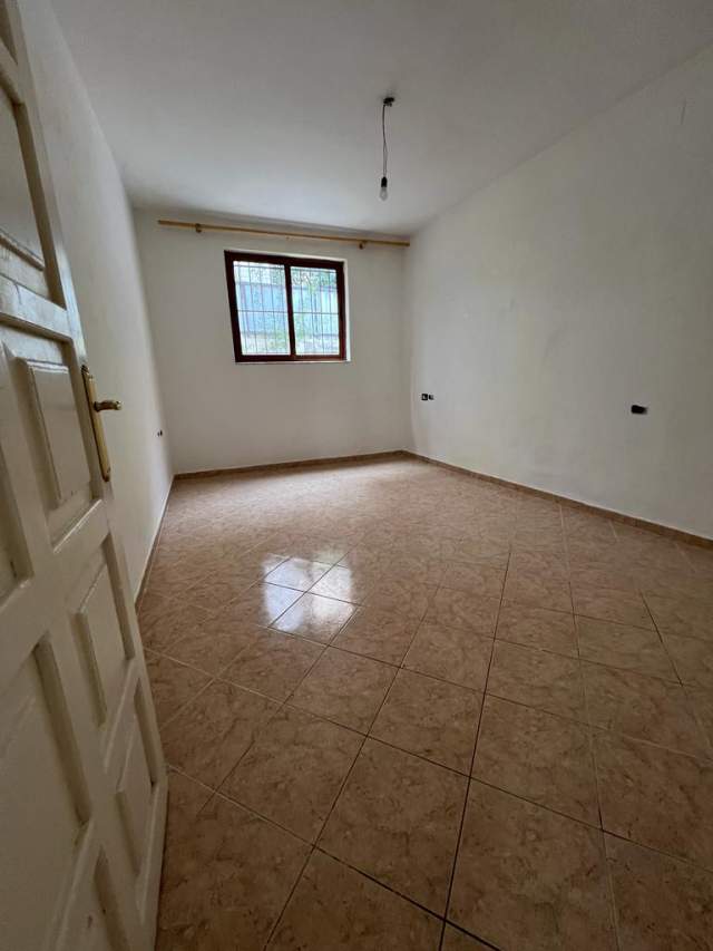 Tirane, jepet me qera apartament 2+1 Kati 1, 350 Euro (Idriz Dollaku)