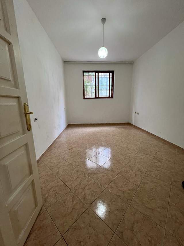 Tirane, jepet me qera apartament 2+1 Kati 1, 350 Euro (Idriz Dollaku)