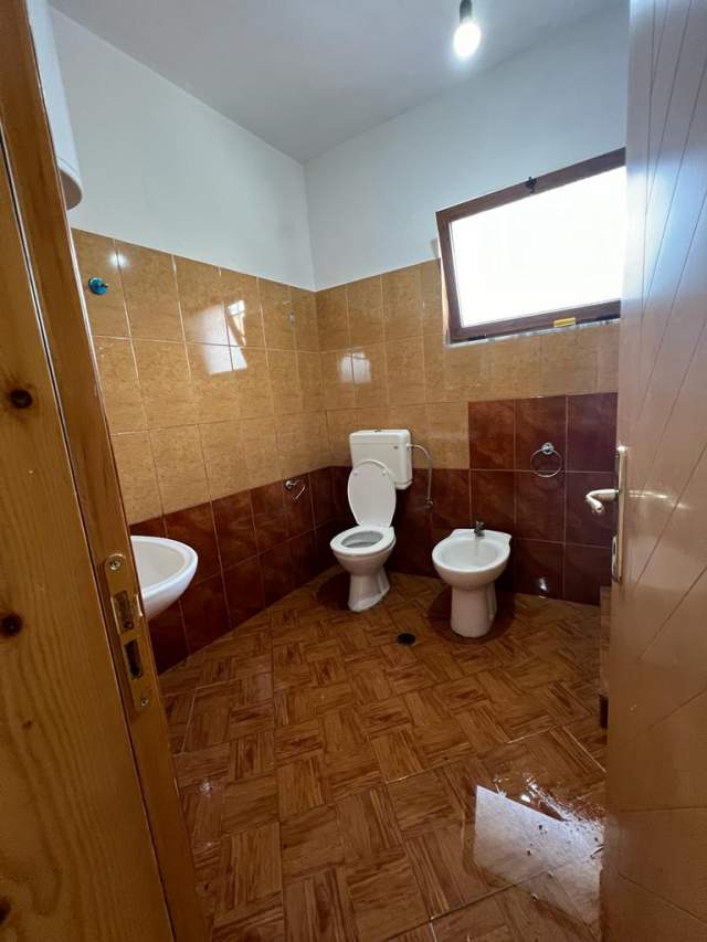 Tirane, jepet me qera apartament 2+1 Kati 1, 350 Euro (Idriz Dollaku)